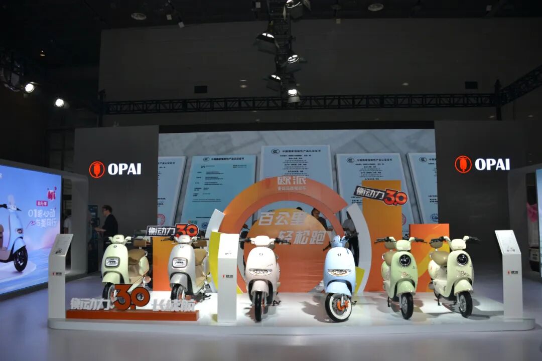 面积约两万多平方,参展企业200多家,包括:雅迪,新日,台铃,欧派,国威