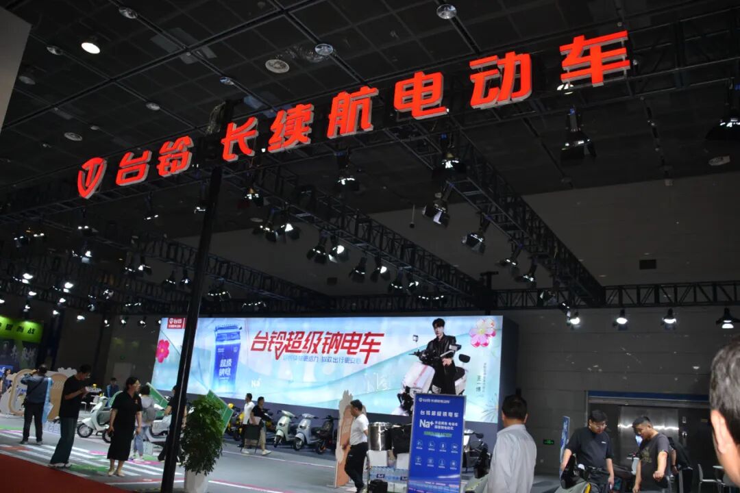 面积约两万多平方,参展企业200多家,包括:雅迪,新日,台铃,欧派,国威