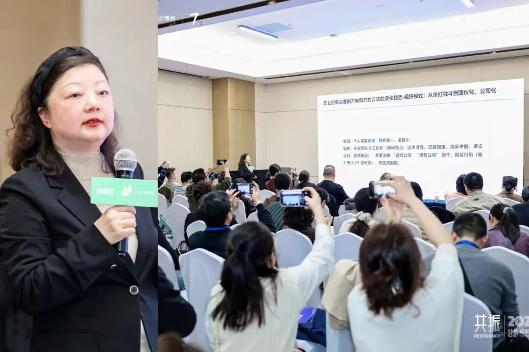 女人站在人群中拿着手机

AI 生成的内容可能不正确。