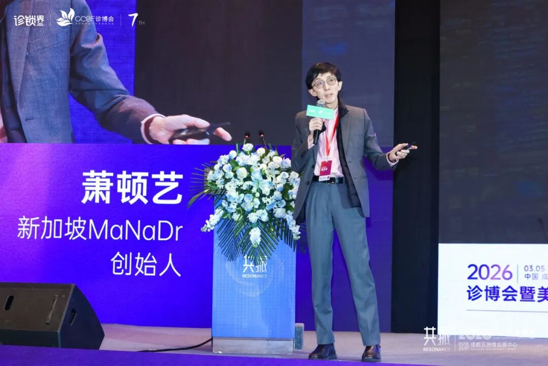 人站在舞台上唱歌

AI 生成的内容可能不正确。