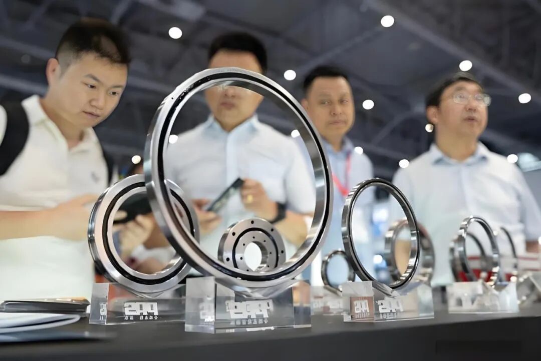 首届杭州人形机器人展圆满落幕，成果丰硕意义深远