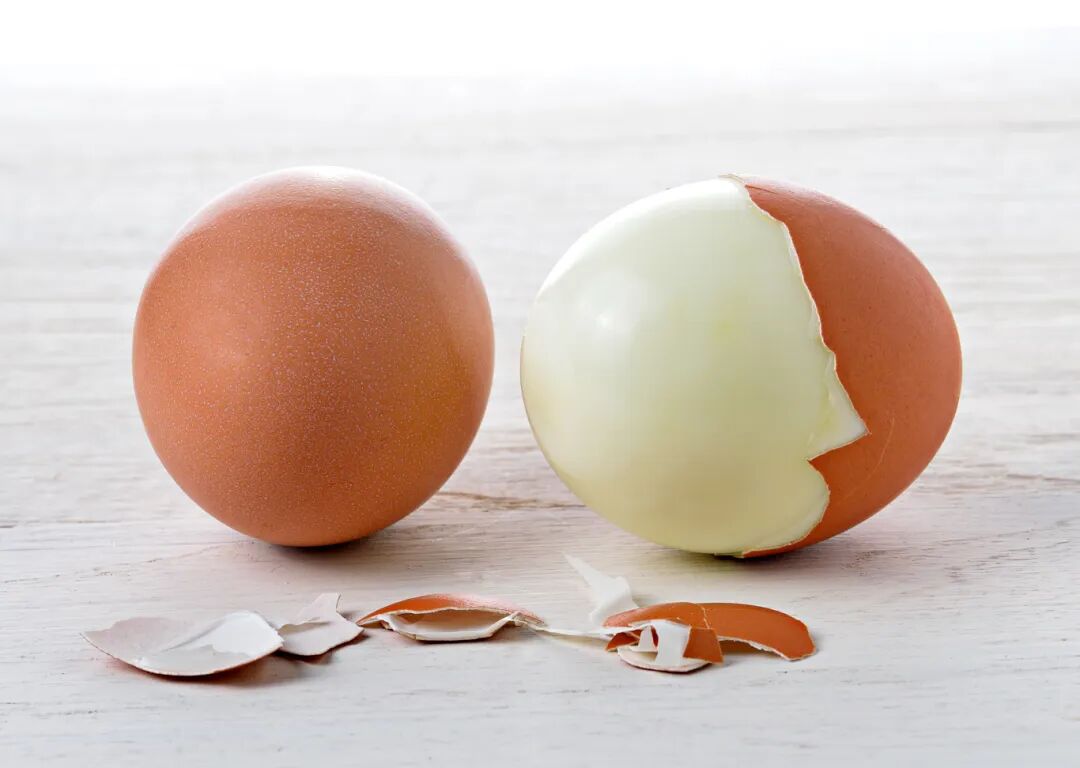 千库网_白木上分离的煮鸡蛋_摄影图编号18296713.jpg