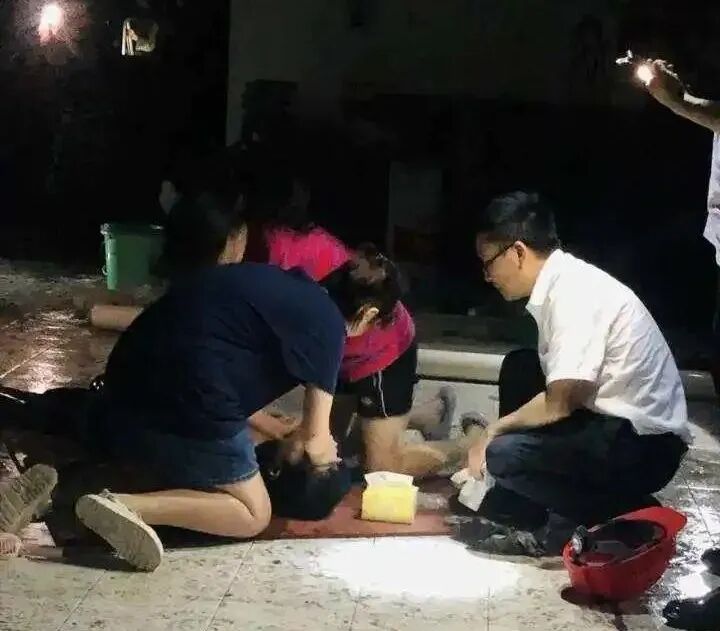 杭州一电工师傅突然触电俩姑娘出手了