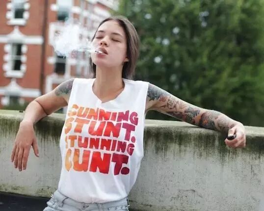 这位俄罗斯的花臂女郎长得像安吉丽娜朱莉却比朱莉酷多了