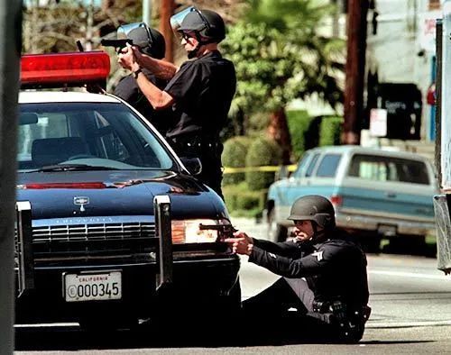 美国史上最强悍匪，2个人把三百LA警察逼得临时去枪店买枪（组图） - 27
