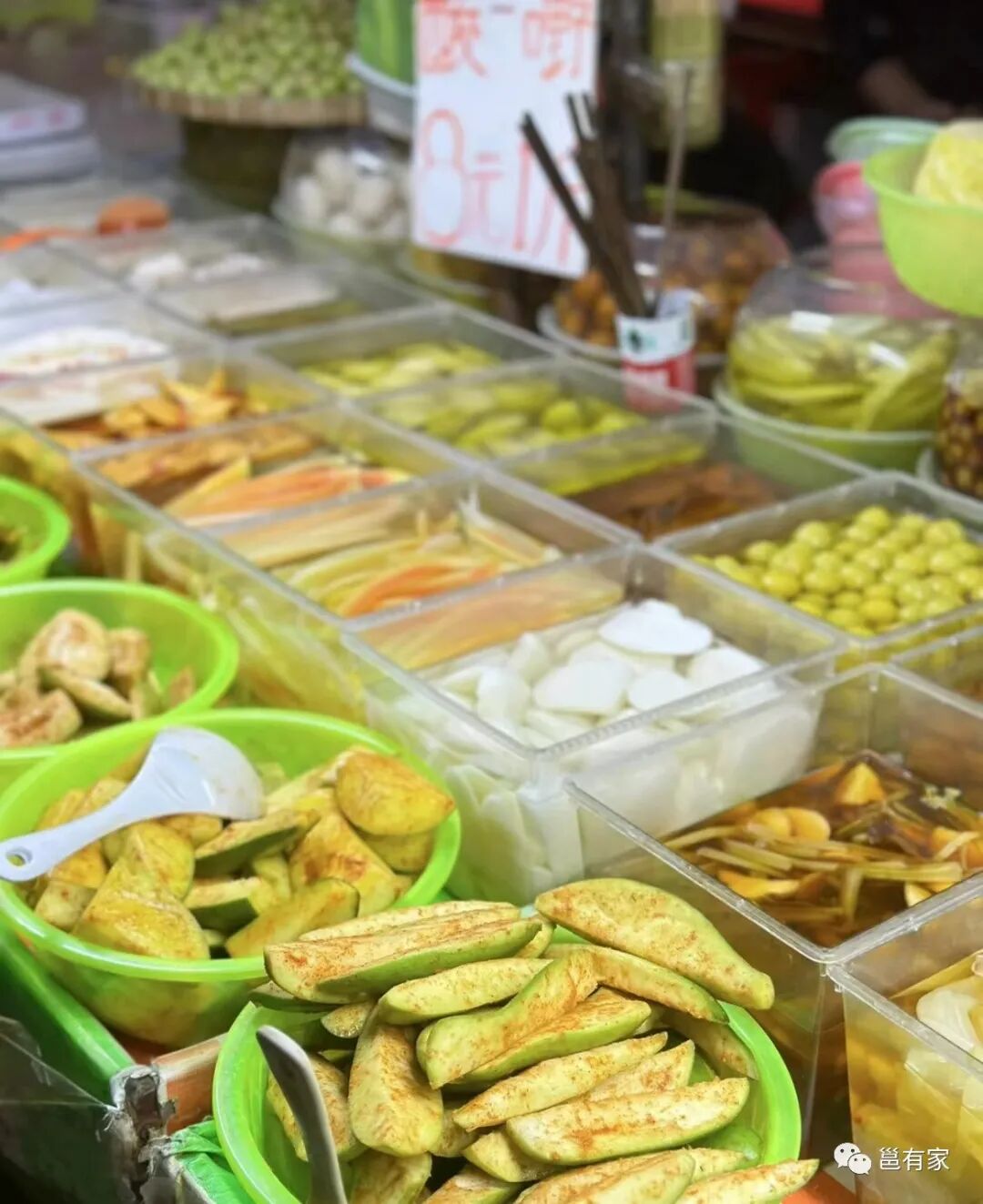 让人又爱又恨的酸嘢也是南宁的经典,"美人难过酸嘢摊"名不虚传.