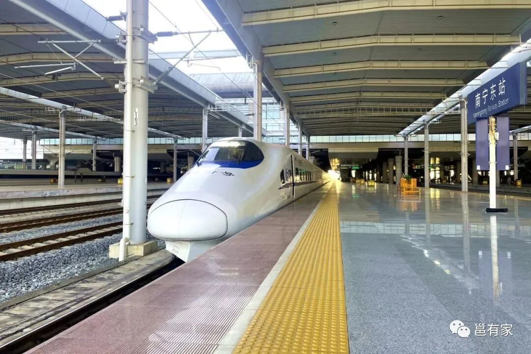 南宁至凭祥铁路南宁至崇左段第一趟满图试运行列车从南宁东站开出