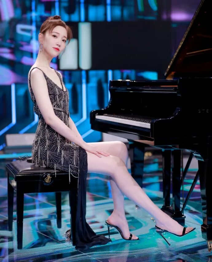 到《蒙面唱将》,张纯烨无缝衔接,175cm的身高,出众的长相,让张纯烨