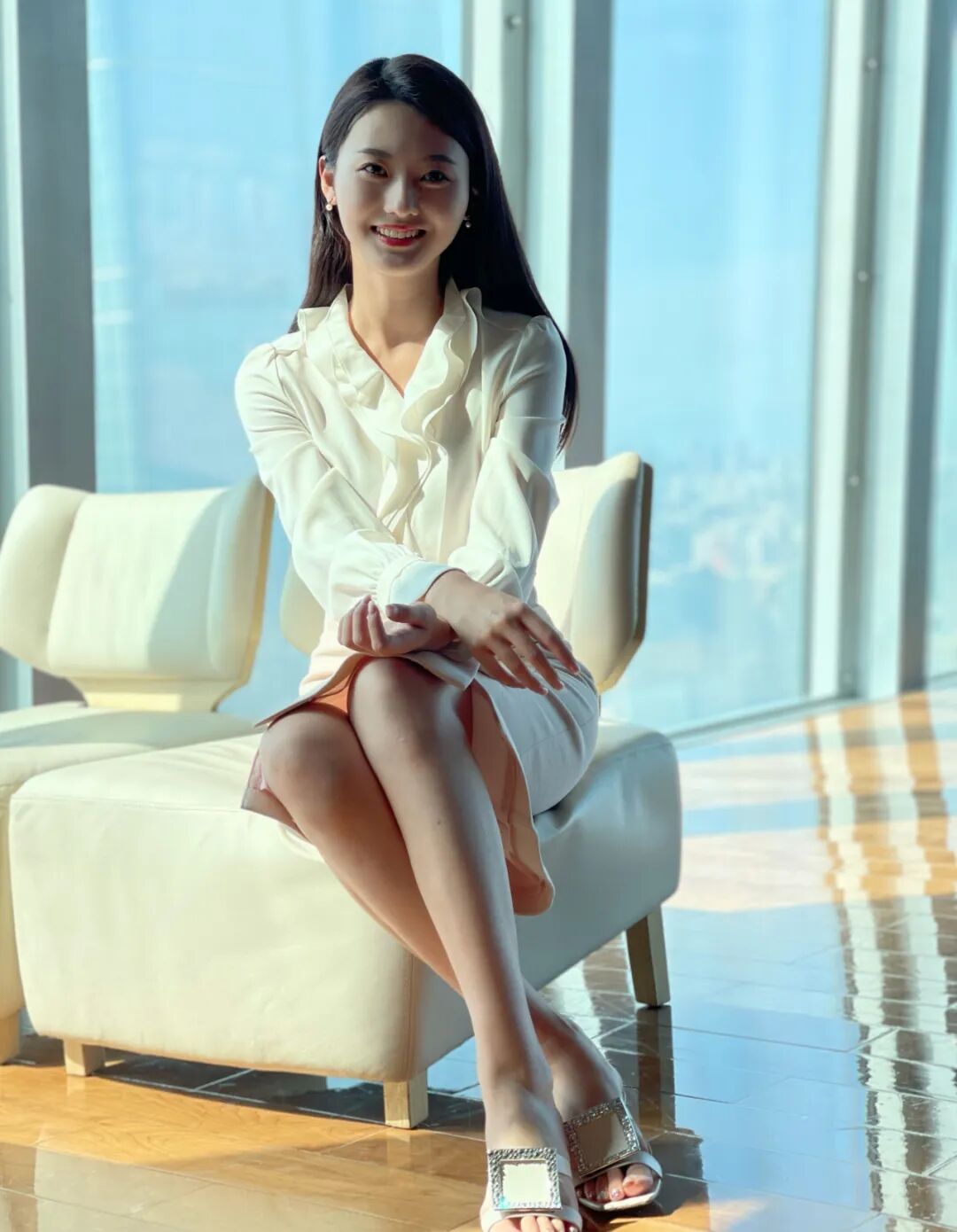 刘颢玥搭档鲁健主持活动表现出色,从外景记者到新闻主播渐受重用