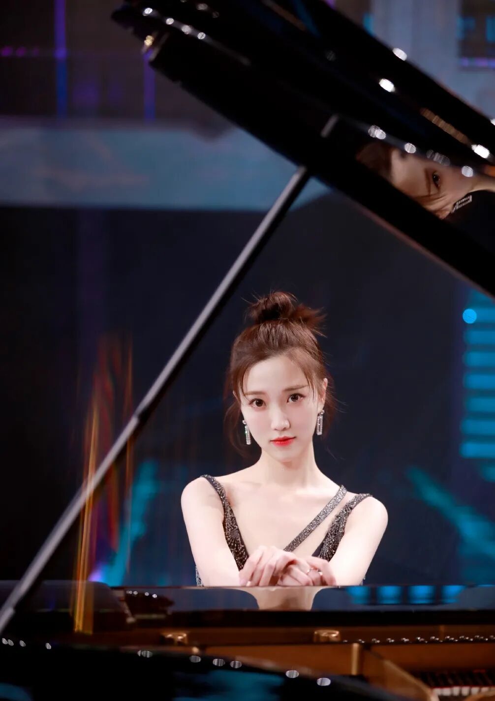 祝贺中传毕业颜值出众的江苏卫视当红花旦获青春代言人称号