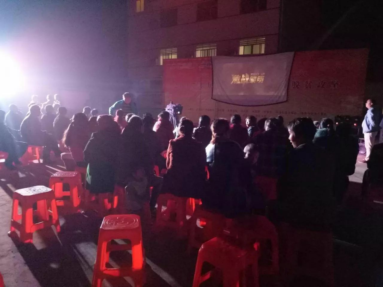 亚鱼:“五进“开启学习宣传贯彻党的十九大精神新模式