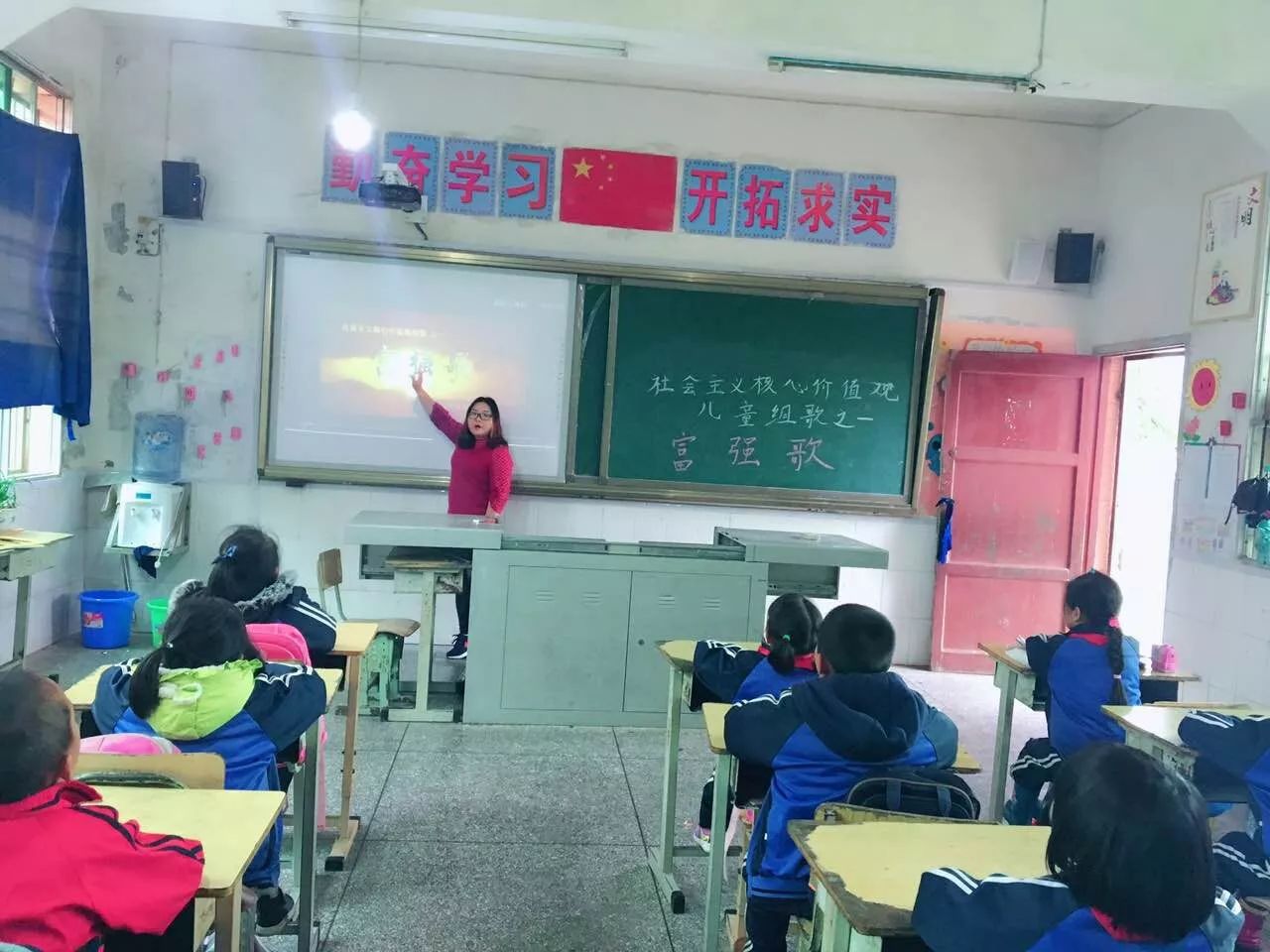 亚鱼:“五进“开启学习宣传贯彻党的十九大精神新模式