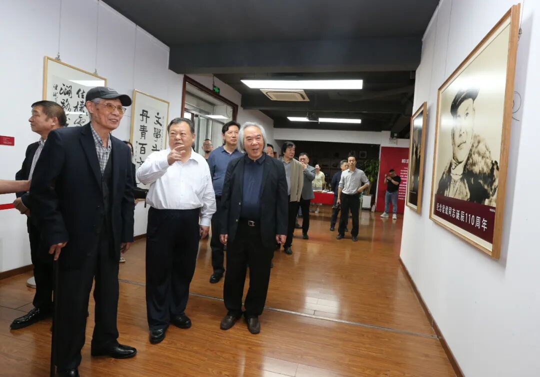 路洪明,范权参观展览霍春阳,杨惠东,赵栗晖,皮志刚参观展览李毅峰