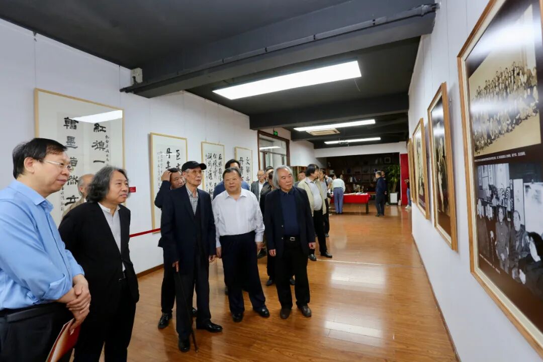 参观展览散襄军,胡玉林,路洪明,皮志刚参观展览散襄军,喻建十,张福有