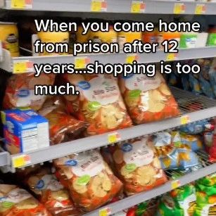 入狱12年刑满释放后，男子发现自己连购物都不会了！超市里的商品让他眼花缭乱...