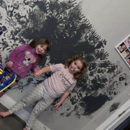 两娃在家中用油漆“作画”，墙壁不堪入目！妈妈气到坐沙发上足足哭了十分钟...
