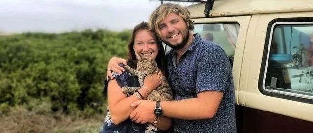 夫妇旅行遇见命中注定流浪猫，疫情爆发本可以快速回家，却滞留原地一年只为它！