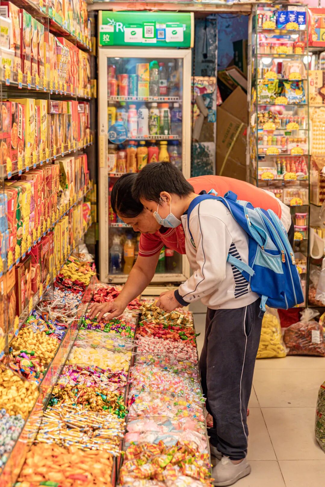 ����·��20��С�꣬�ڲ��ϰ�����ʳ�������������������ˣ�