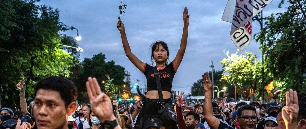 示威者向警方道歉，他们与香港有何不同？