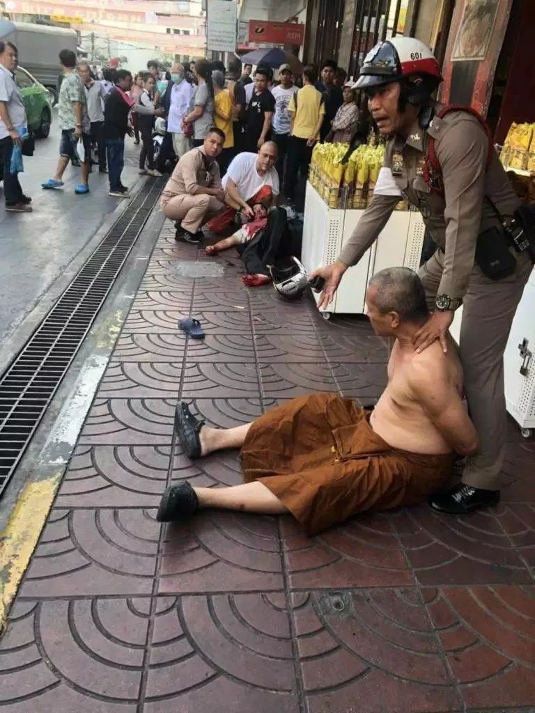 曼谷唐人街突發砍人事件！僧人當街行兇致傷者血流成河 未分類 第7張