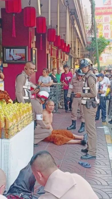曼谷唐人街突發砍人事件！僧人當街行兇致傷者血流成河 未分類 第9張