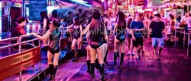 酒吧和女郎们陆续回来，芭提雅开始变得热闹！商贩们也看到了希望