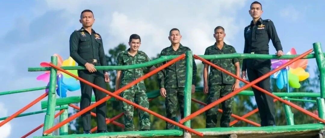 喝咖啡，看士兵…泰国军营开网红咖啡厅，引发网友毒舌批判