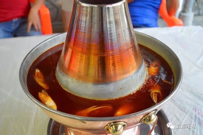 铜火锅不如来感受一下川味火锅浓郁辛辣的锅底如果你吃惯了那些一路
