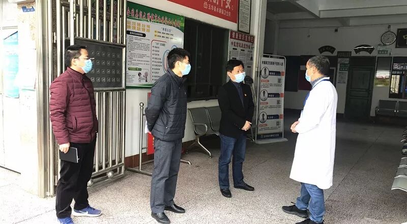 会后,周铁伟常委一行人员先后到水寨卫生院和大坝卫生