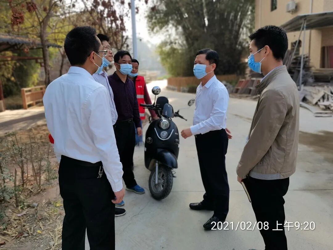 在水寨镇应急值班室,森林防火物资仓库等地,周铁伟认