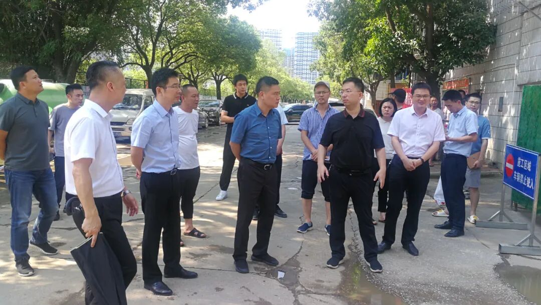 区长吴江辉到梨园南社区视察老旧小区改造工作_工作动态_青云谱区人民