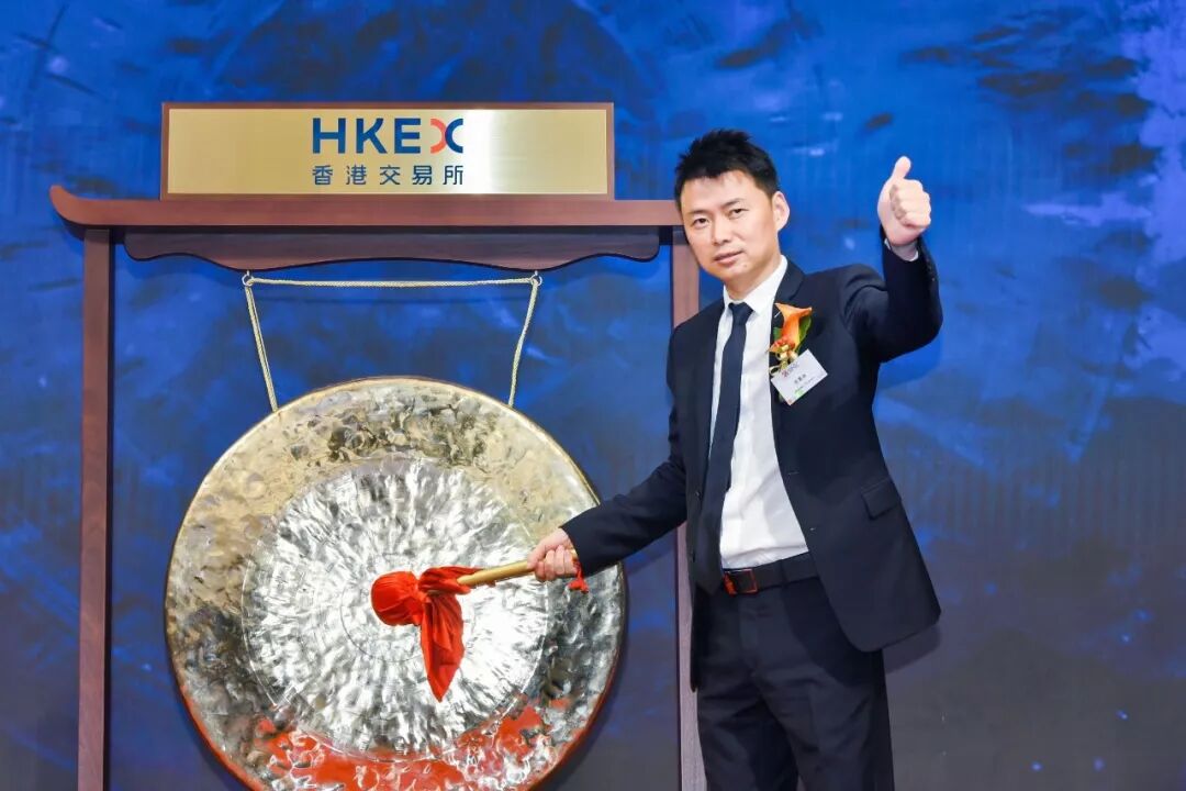 新力控股港交所敲钟上市