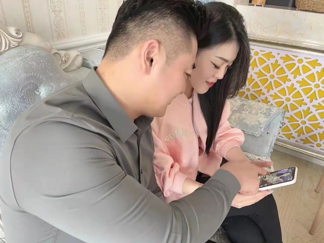 封面人物 | 亚男 从小镇幼师到超人气翻唱快手主播_影视聚合站