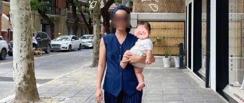 40岁朱丹跟二胎儿子合照曝光，遭网友群嘲：难怪周一围看不起你