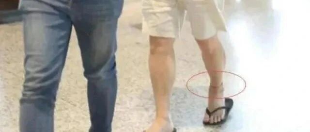 爸爸来开家长会，穿着打扮太“吸睛”，网友：你让孩子的脸往哪放