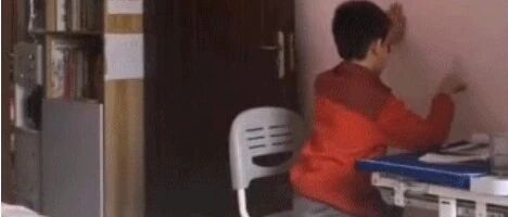 孩子独自写作业监控曝光：全国一半妈妈发现，看到了自己家的娃的影子……