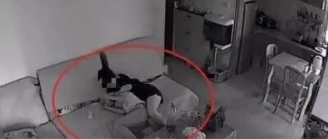 男孩带女同学回家，妈妈在监控中看到这样一幕，瞬间不淡定了……