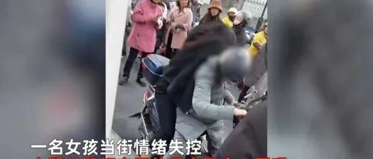 江苏15岁女孩“暴打”母亲被全网怒骂：我却想帮她说句话...
