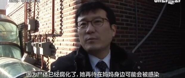 它不知妈妈死了，把捡到的肉喂给妈妈，自己胃里全是石头···