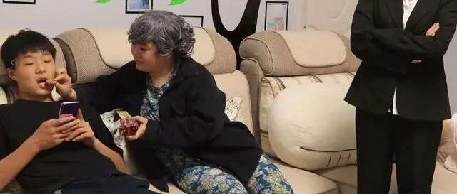 “新型啃老”正在蔓延，父母毫无察觉，反而以为子女很孝顺！