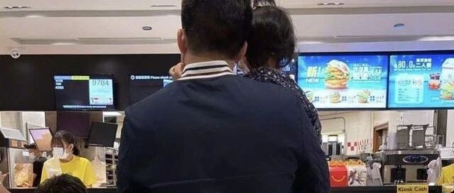 郭晶晶前脚刚去奥运会，霍启刚后脚就“糊弄”娃，果然天下爸爸一个样！