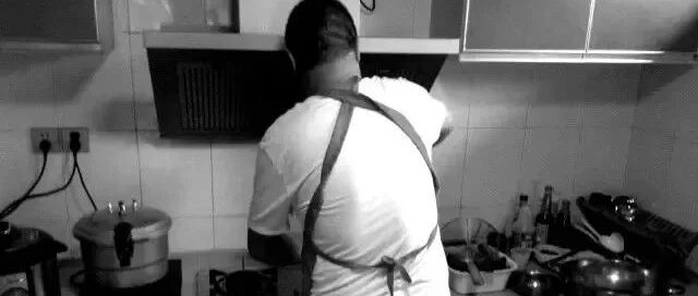 你见过凌晨4点半的厨房吗? 读书很苦, 但父母的煎熬是你的100倍!