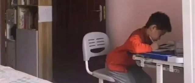 “凌晨1点，二胎妈妈疯狂咆哮”：这届家长已被辅导作业逼疯！