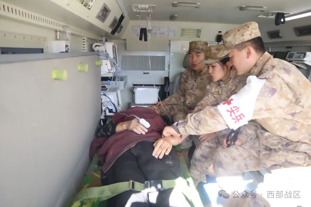 高原路遇交通事故