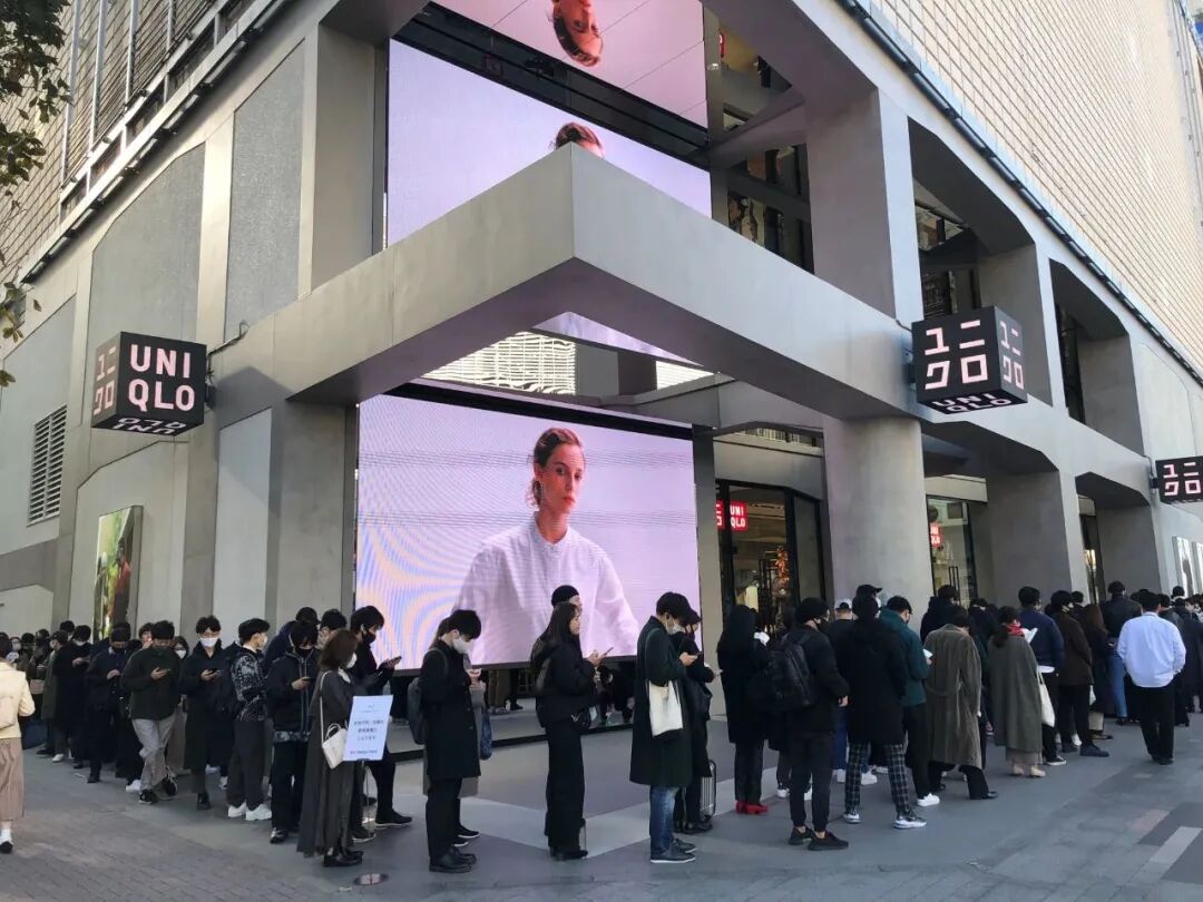 日本优衣库遭万人疯抢 撕扯衣服 砸玻璃 中国网友却说 华人干的吧 Insight视界微信公众号文章