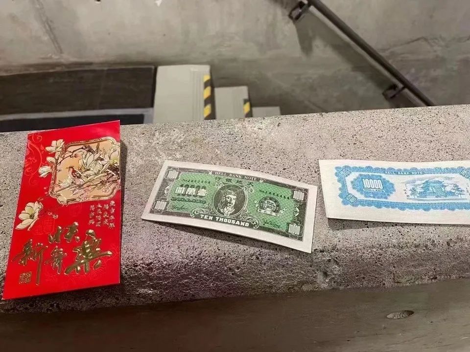 多倫多大學過年發“冥幣紅包”？中國留學生怒了：我要不燒紙交學費？