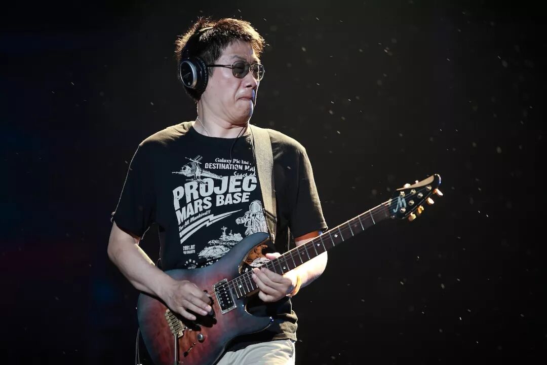 相比其他台式编曲来说,江建民的吉他编曲跟其他吉他手不同,他很少炫技