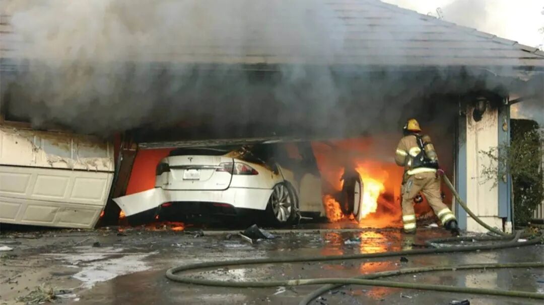 目击特斯拉爆燃！两男子舍命救下女司机，女子怒吼警员“为什么会烧起来？”原因竟是...（组图） - 14
