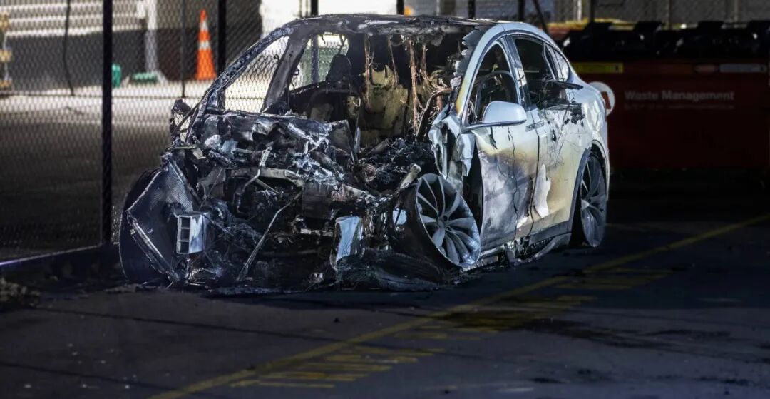 目击特斯拉爆燃！两男子舍命救下女司机，女子怒吼警员“为什么会烧起来？”原因竟是...（组图） - 5