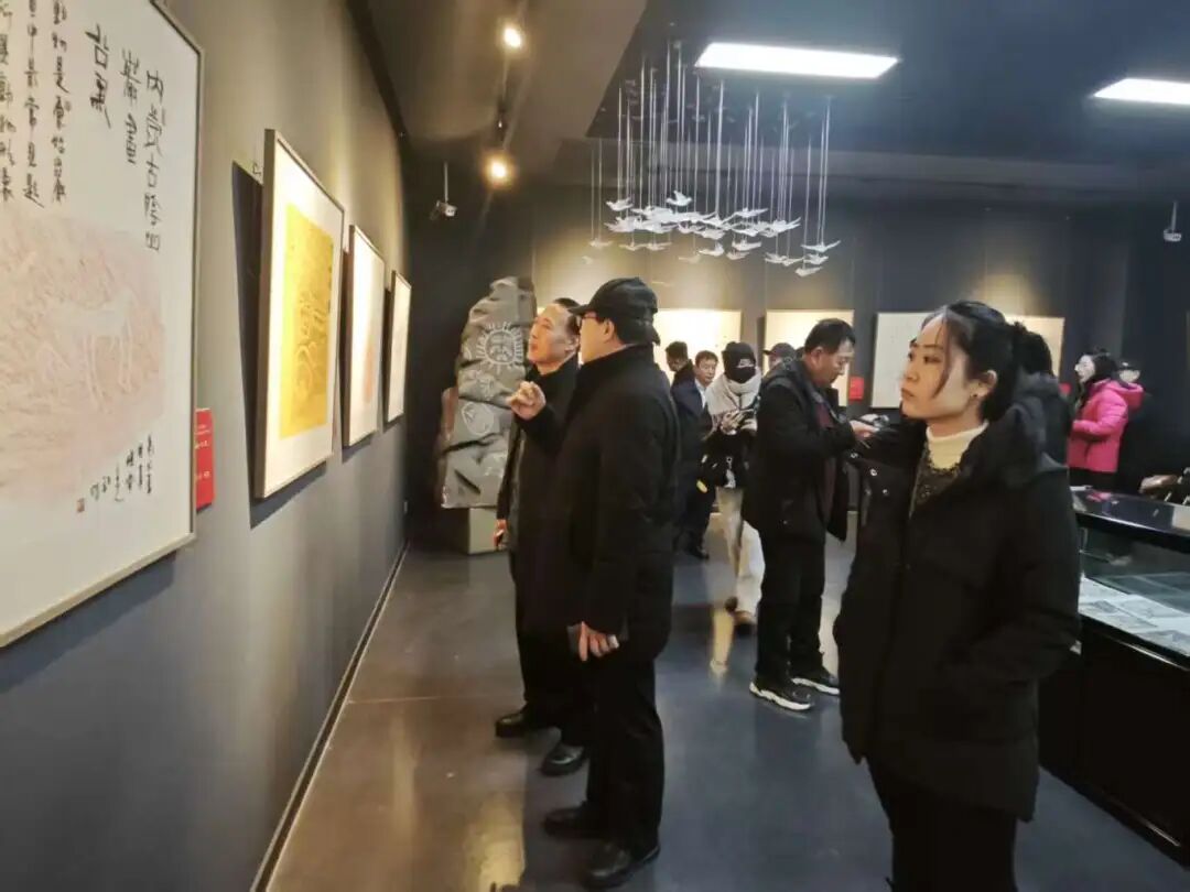 基层艺讯 | “丝路之光——内蒙古岩画拓片全国名家题跋展”走进乌海 第2张